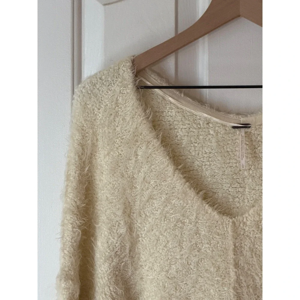 Free People | Icing‎ Fuzzy Knit Pullover Sweater Large Ivory V-Neck Oversized
